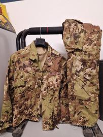 giacca e pantalone mimetico esercito