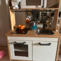 cucina per bambini con padelle in acciaio e legno