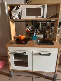 cucina per bambini con padelle in acciaio e legno