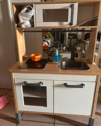 cucina per bambini con padelle in acciaio e legno