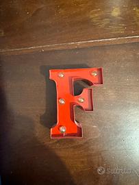 Lettera luminosa “F” rossa - decorazione casa