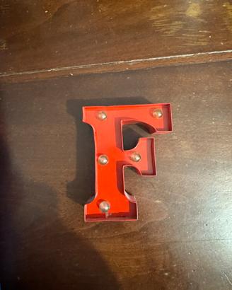 Lettera luminosa “F” rossa - decorazione casa