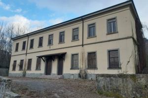 Intero immobile da ristrutturare e trasformare