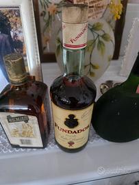 Bottiglie sigillate vintage.