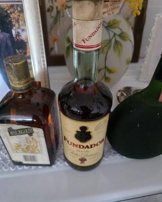 Bottiglie sigillate vintage.