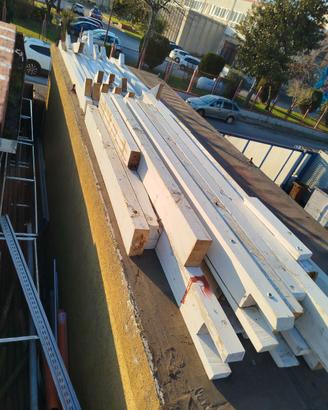 TRAVI E PILASTRI IN LEGNO LAMELLARE PER TETTOIA