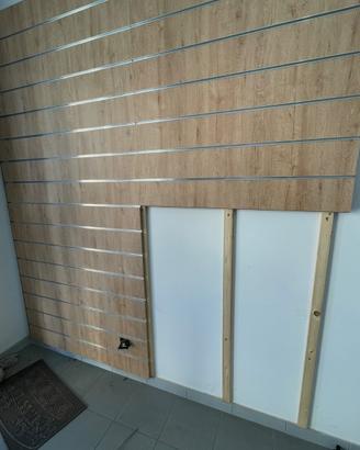 Espositore a doghe da parete in legno per Negozi