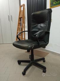 sedia da ufficio in pelle nera