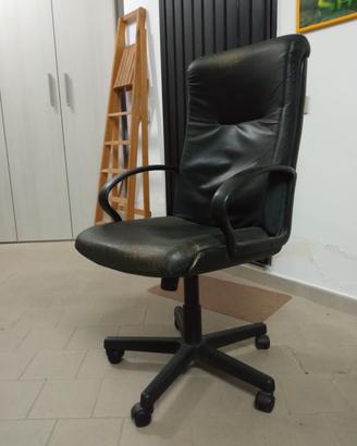 sedia da ufficio in pelle nera