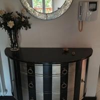 Mobile d'ingresso, legno scuro e argento.