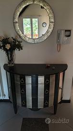 Mobile d'ingresso, legno scuro e argento.