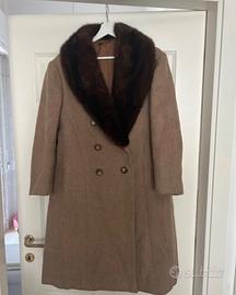 Cappotto in cammello con bavero in pelliccia vera