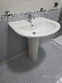 Lavandino e pensile bagno