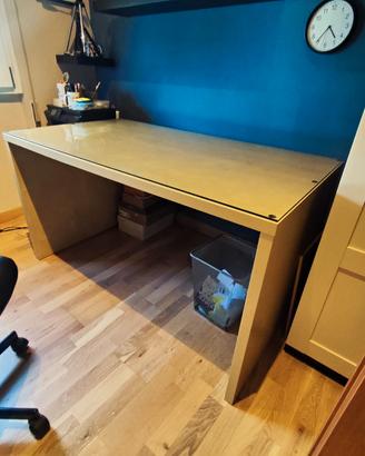 Scrivania IKEA con piano in vetro  - 140x75 cm