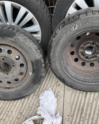 2 cerchi piu 2 gomme michelen 165/55r13 trattabili