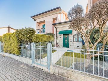 VILLA A SCHIERA A MOZZECANE