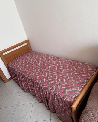 Letto una piazza in legno con rete