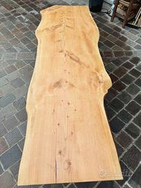 Tavolo in legno massello cedro.