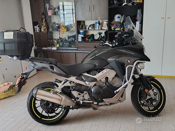  Moto Crossrunner VFR 800 Travel Edition 