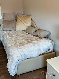 Letti singoli con comidino e piccolo mobiletto