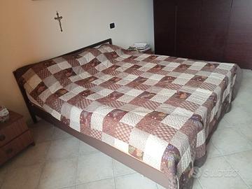 Letto matrimoniale con comodini in legno