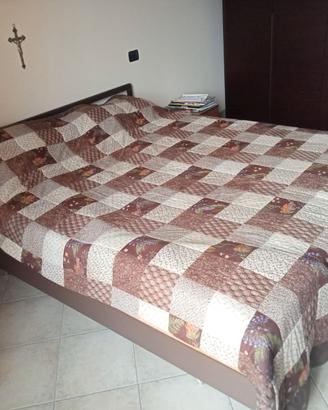 Letto matrimoniale con comodini in legno
