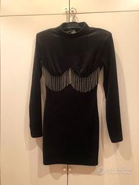 Abito nero con frangia