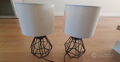 Coppia lampade da tavolo con design geometrico
