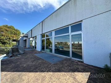 LOCALE COMMERCIALE DI 770 MQ CON VISIBIL...