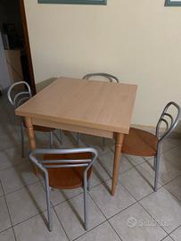 Tavolo 90x90 e 4 sedie 