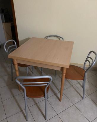 Tavolo 90x90 e 4 sedie 