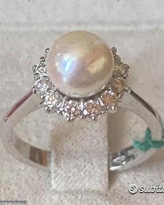 ANELLO ORO 18kt. CON DIAMANTI E PERLA AKOYA