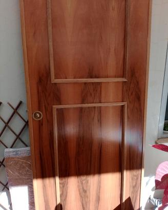 Porta in legno massello noce