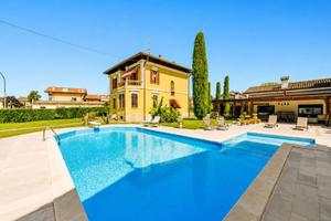 Villa di 435 m² con più di 5 locali e box auto dop