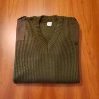 MAGLIONE CON SCOLLO A "V" STILE MILITARE