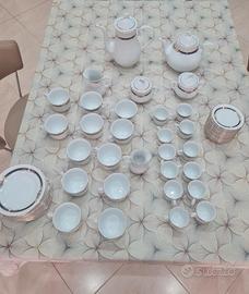 servizio di piatti con relativo serv.da caffe/the