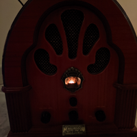 Radio vintage fatta interamente in legno