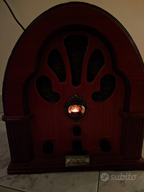 Radio vintage fatta interamente in legno