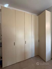 Armadio da sala ad angoloin legno massello