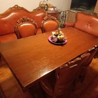 Tavolo con sedie e 2 divani