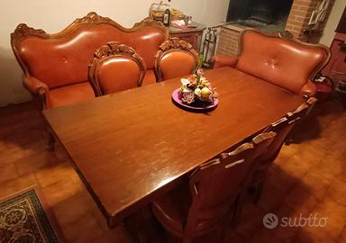 Tavolo con sedie e 2 divani