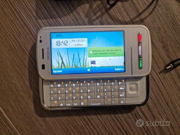 Smartphone con tastiera fisica Nokia C6-00