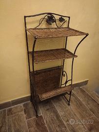 scaffale in ferro battuto e vimini 