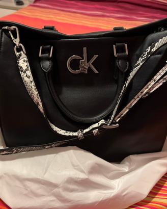 Borsa CK nera con dettagli pitone