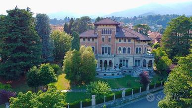 Appartamento di 680 m² con più di 5 locali e box a