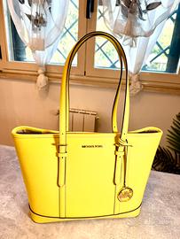 Michael Kors Voyager Large Saffiano – gialla
