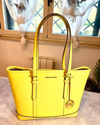 Michael Kors Voyager Large Saffiano – gialla