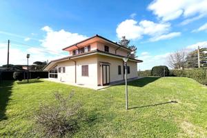 ? villa unifamiliare con 1.000 mq di giardino