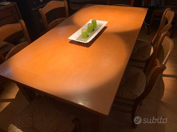 tavolo rustico con sedie impagliate