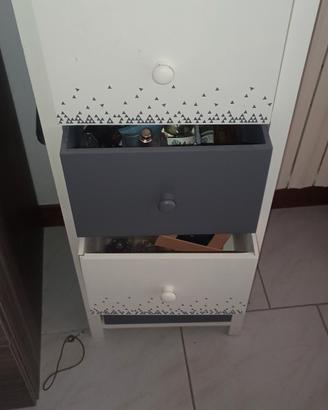 mobiletto cassetti porta profumi